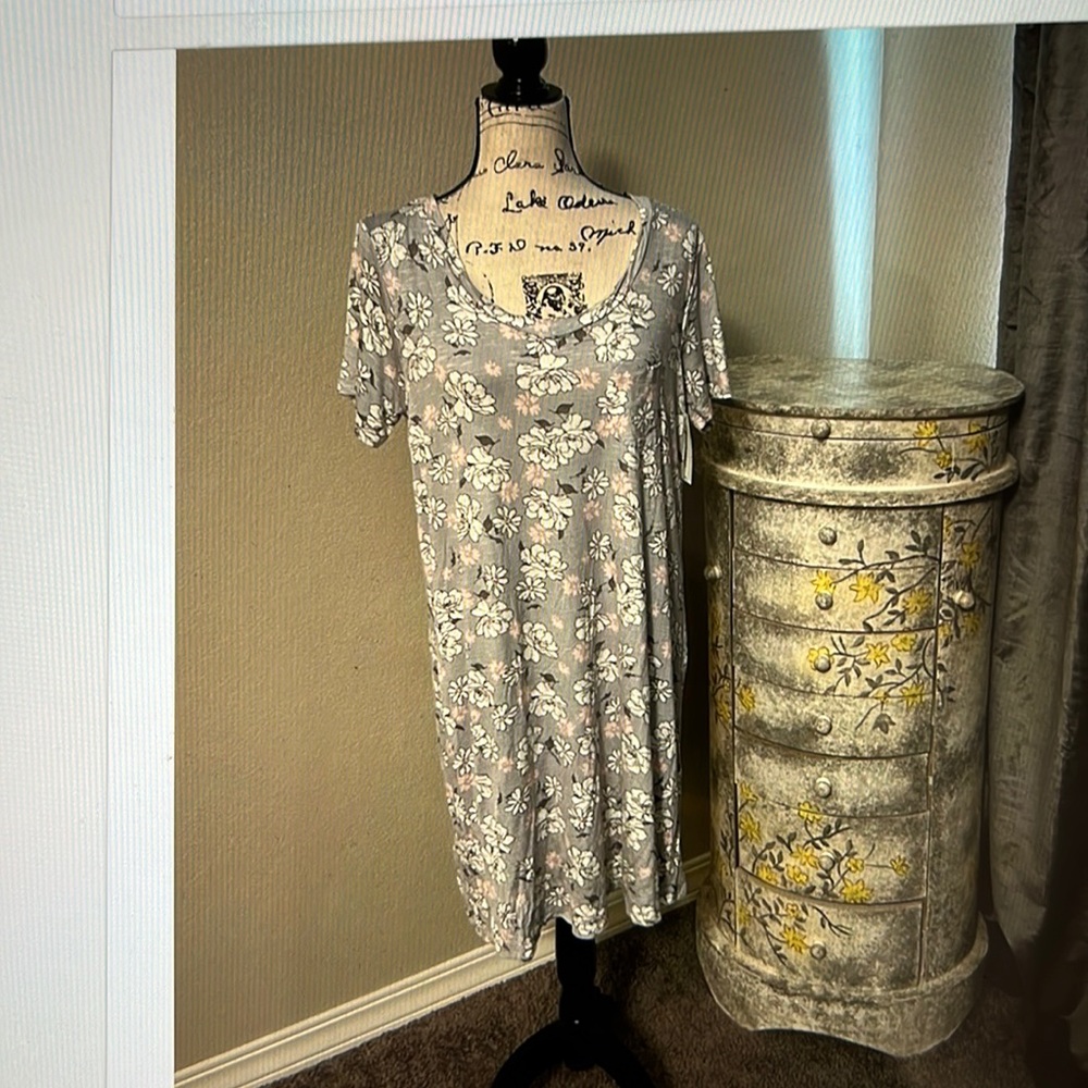 Ladies Hanes floral nightgown NWT, Sz med